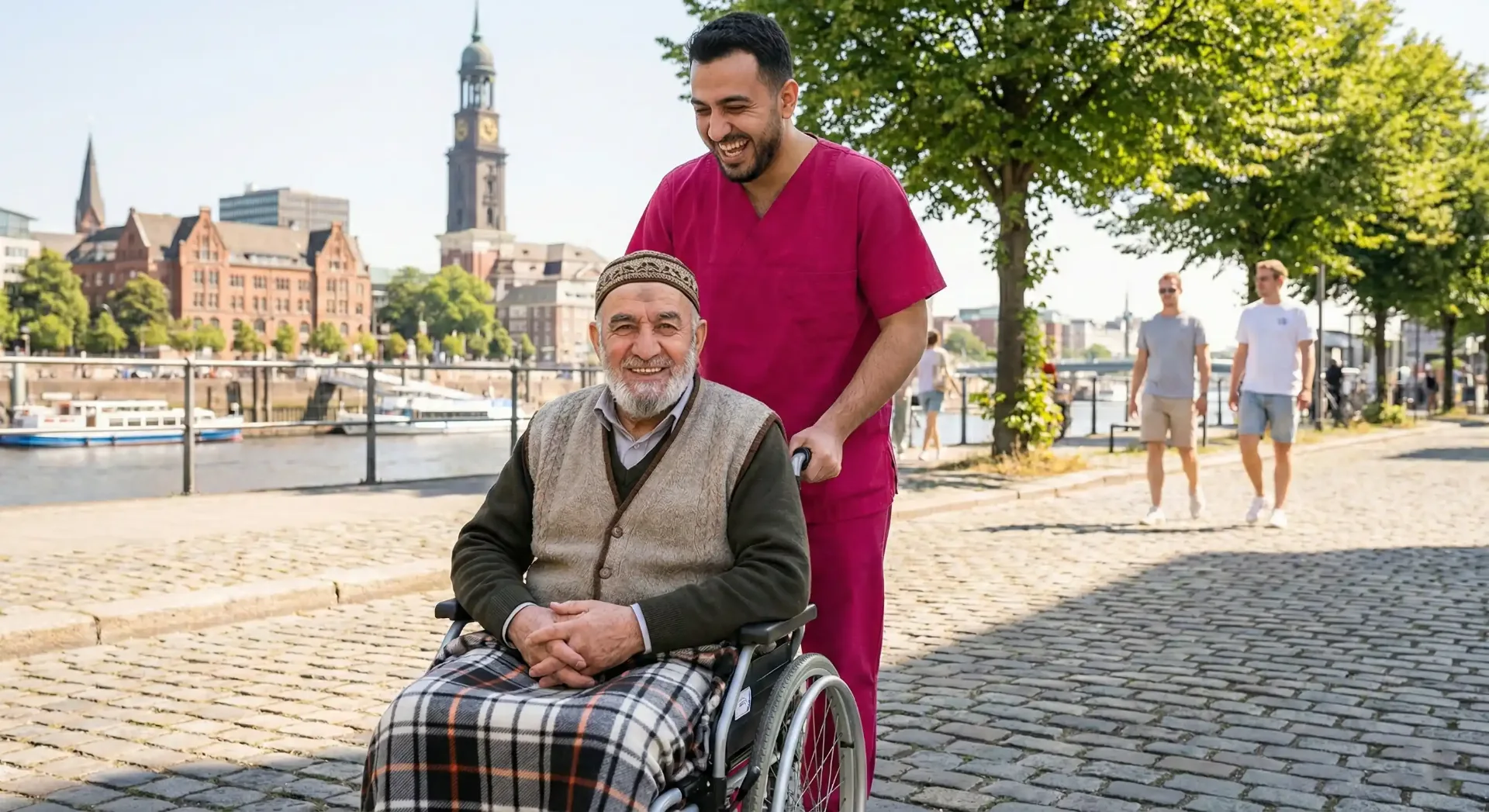 Pflegedienst spaziert mit einem Herren im rollstuhl durch Hamburg