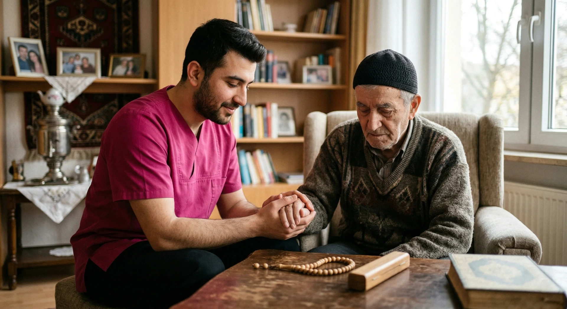 Ein Pflegedienstmitarbeiter betet gemeinsam mit seinem Patienten